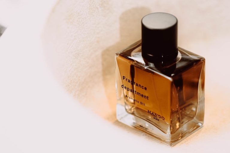 Photo Parfumuri: Combinații de arome pentru a crea propriul tău parfum personalizat și distinctiv