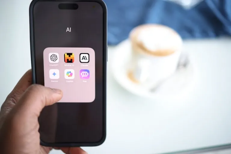 Cum să Integrezi Inteligența Artificială în Magazinul Tău Online Photo AI-powered chatbot