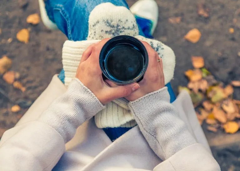 Top platforme pentru freelanceri: unde să găsești cele mai bune proiecte Photo Freelancercom: Laptop and coffee