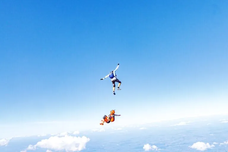 Sporturi extreme care merită încercate: Adrenalina la cote maxime Photo Skydiving