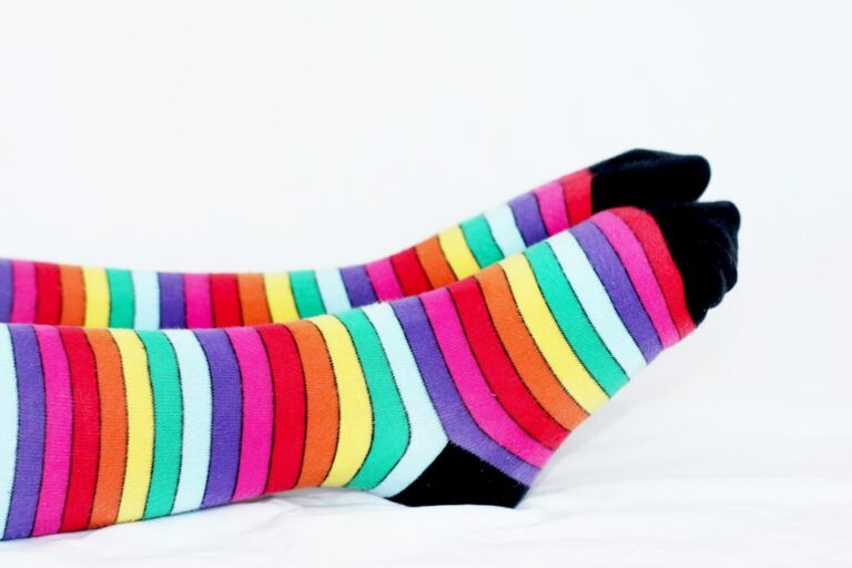 Cum să asortezi șosetele colorate la o ținută sobră Photo colorful socks outfit