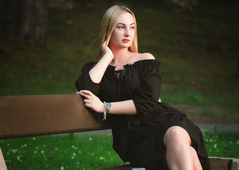Cum să asortezi machiajul de seară cu rochia neagră perfectă Photo evening makeup black dress coordination